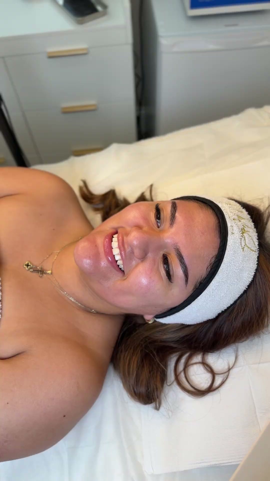 Piel luminosa después de un facial en Milu Beauty Spa, Hampton Bays
